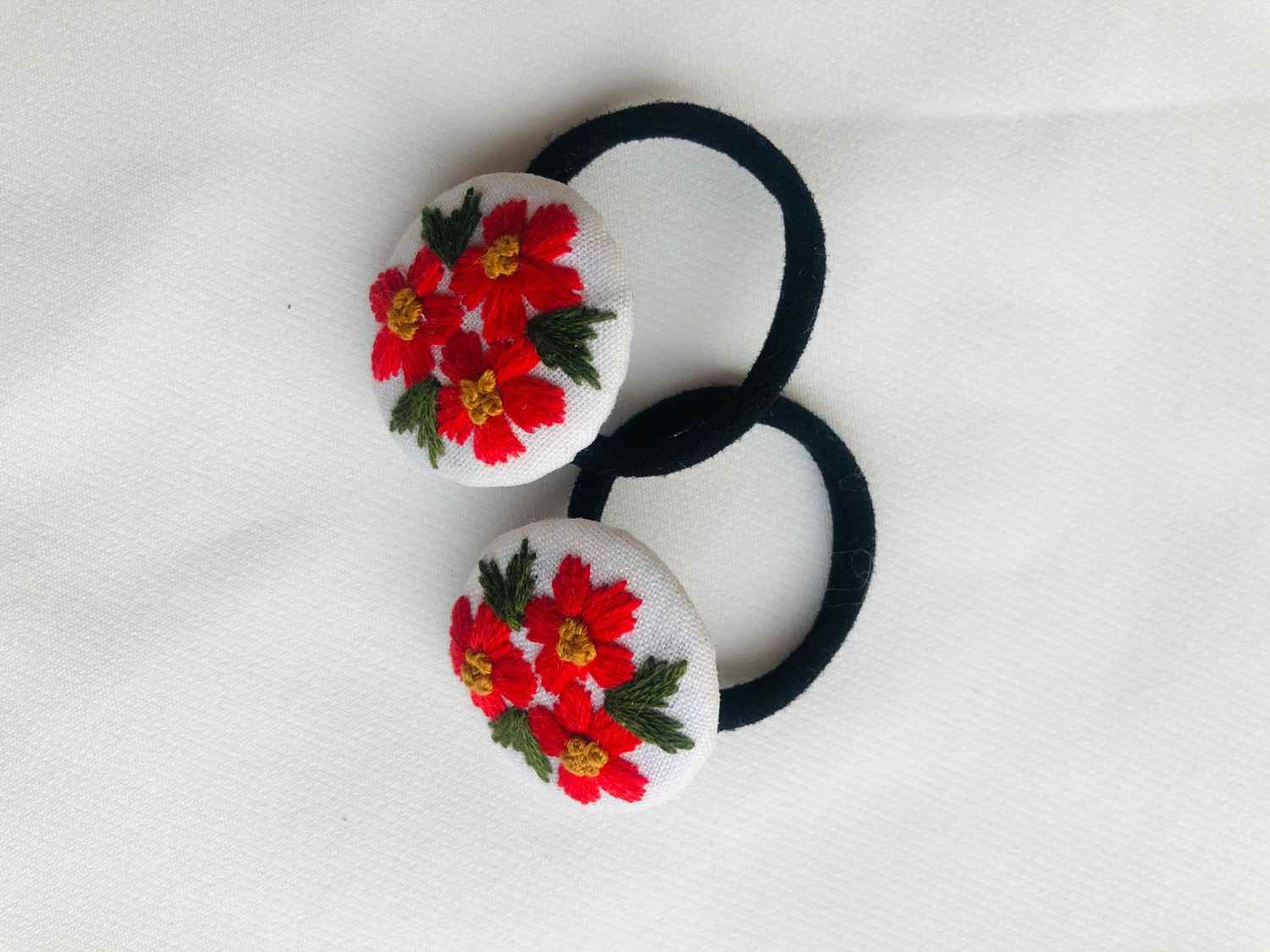 82 (1) Embroidered round hairtie - Image 1